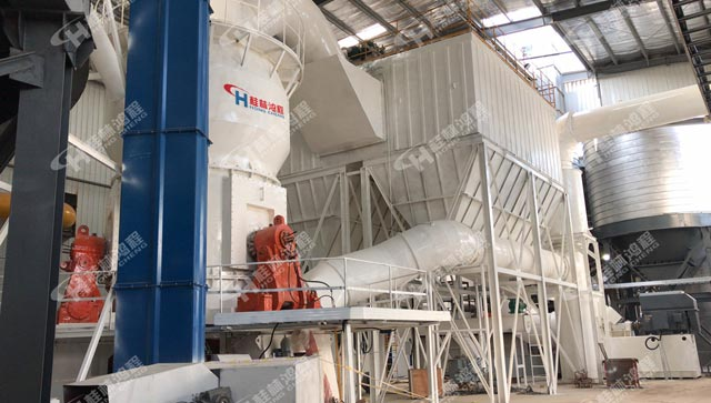 小型立磨機(jī)碳酸鈣，小型立磨機(jī)，立磨碳酸鈣，立式磨粉機(jī)，磨粉機(jī)廠家，客戶現(xiàn)場(chǎng)