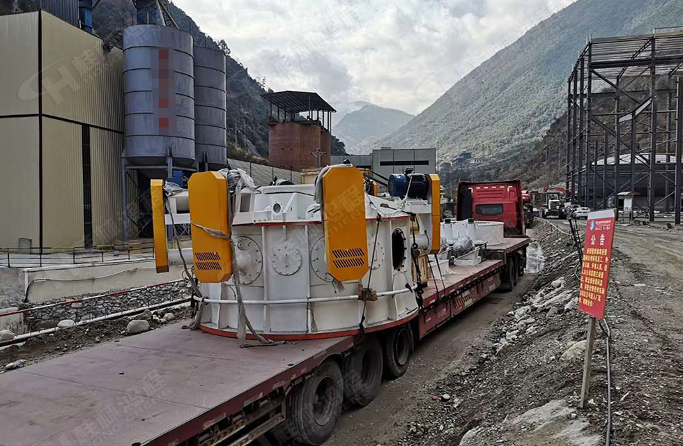 桂林鴻程磨粉機廠家董事長容棟國、總經理林總親臨磨機安裝現場指導工作 桂林鴻程磨粉機廠家董事長容棟國、總經理林總親臨磨機安裝現場指導工作