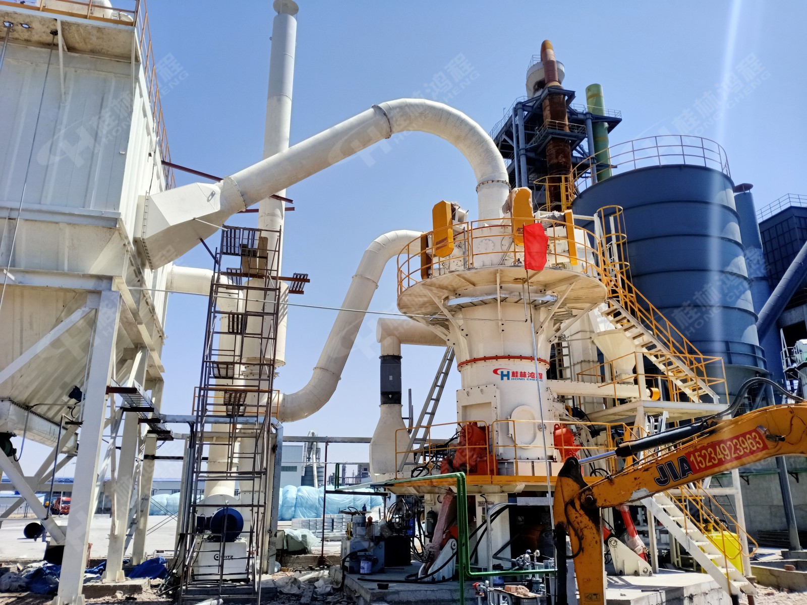 磨粉機廠家桂林鴻程，1250目礦用煤矸石粉磨機，超細(xì)磨粉機，立式磨粉機案例分析