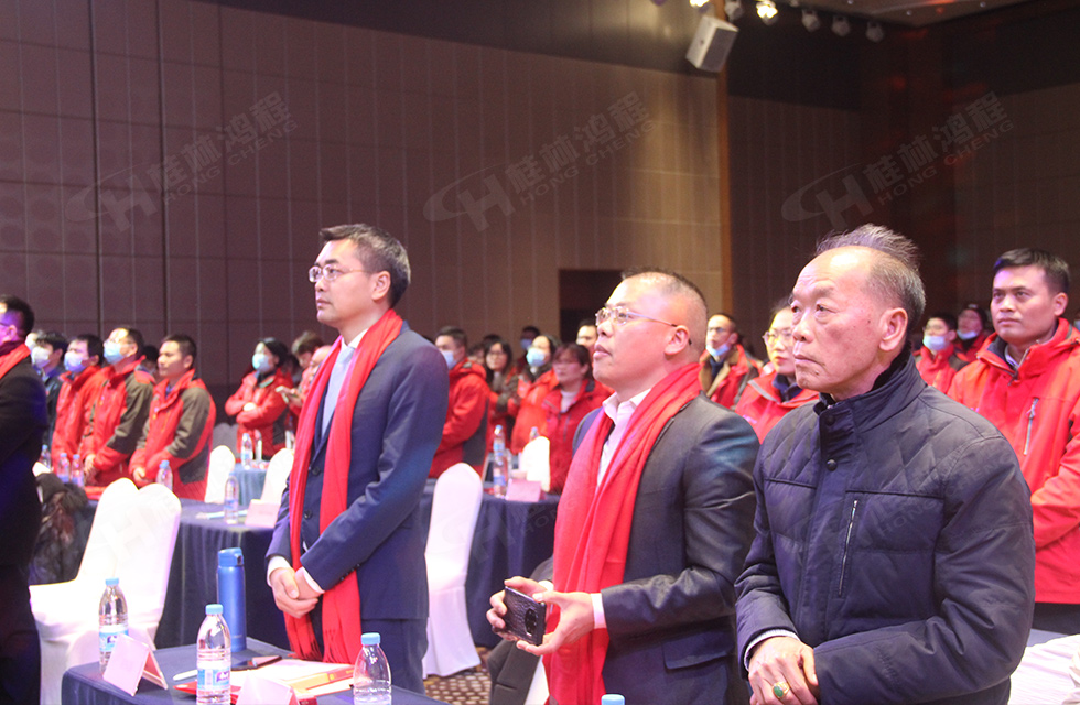 金牛辭舊歲，猛虎迎春來。搭著歡樂的時光列車，我們一起歡送碩果累累的2021年，迎來了嶄新的2022年。1月26日，我們歡聚一堂，在歡聲笑語、載歌載舞中迎接新春，“立足新鴻程開創新局面”桂林鴻程2021年年終總結表彰會由此開始！